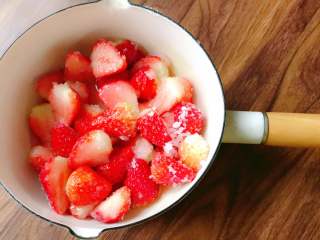 草莓糖浆&草莓果酱,将步骤2中的草莓，砂糖，柠檬汁放入锅中并轻轻的将其搅拌均匀。冬天室温下静置，夏天放入冰箱冷藏。