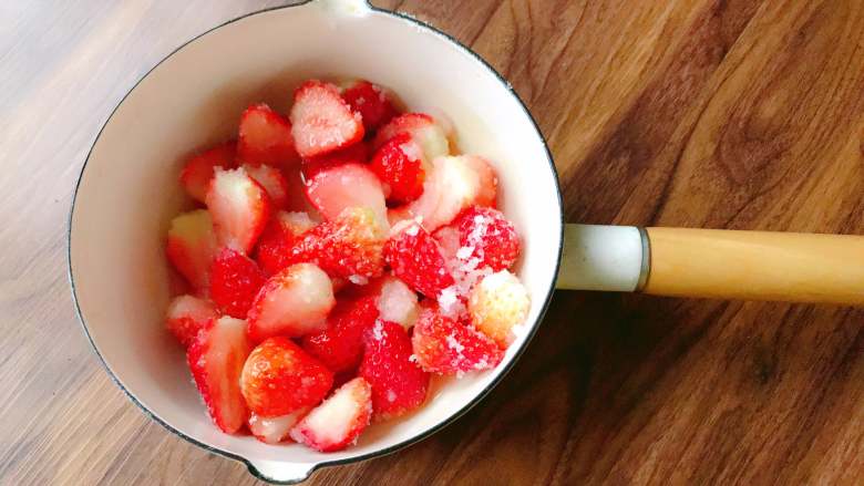 草莓糖浆&草莓果酱,将步骤2中的草莓，砂糖，<a style='color:red;display:inline-block;' href='/shicai/ 595'>柠檬</a>汁放入锅中并轻轻的将其搅拌均匀。冬天室温下静置，夏天放入冰箱冷藏。