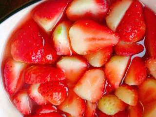 草莓糖浆&草莓果酱,静置1小时后，就会出水，差不多在草莓三分之二的位置。糖分变厚实，水变粘稠，也就是所谓的果胶。