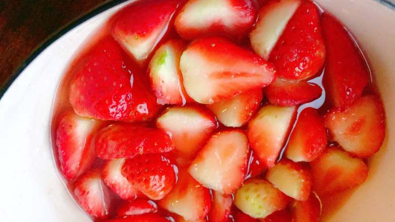 草莓糖浆&草莓果酱,静置1小时后，就会出水，差不多在草莓三分之二的位置。糖分变厚实，水变粘稠，也就是所谓的果胶。