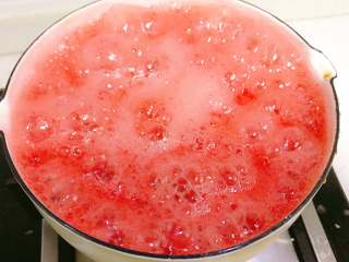 草莓糖浆&草莓果酱,5分钟后，糖浆会变多，浮沫用筛网撇掉。