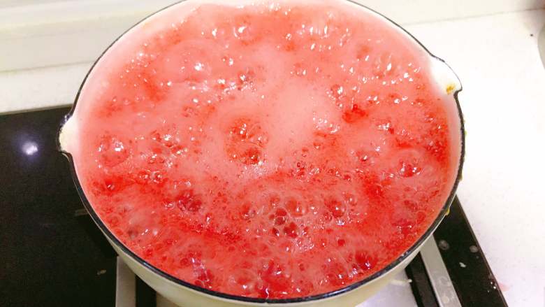 草莓糖浆&草莓果酱,5分钟后，糖浆会变多，浮沫用筛网撇掉。