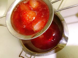 草莓糖浆&草莓果酱,锅里一半的糖浆再用网筛过滤一次，作为草莓浆使用。