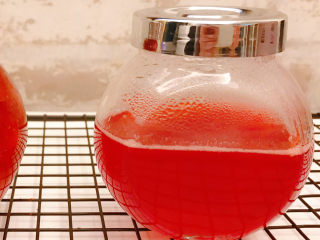 草莓糖浆&草莓果酱,把过筛后的糖浆倒入密封瓶中。