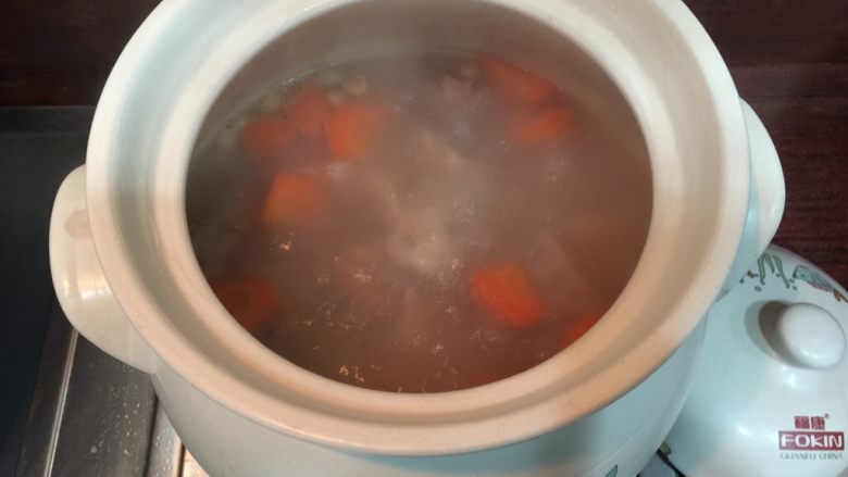 花生猪骨莲藕汤,煲约1.5小时，至莲藕粉粉即可，按口味调入盐。
