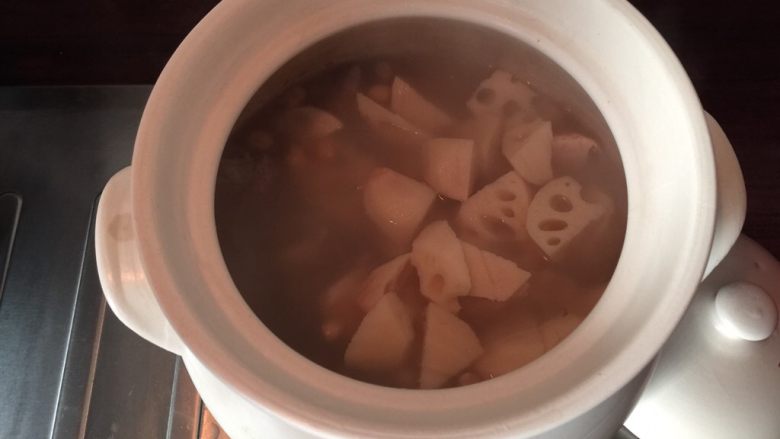 花生猪骨莲藕汤,这时候汤水如果少了，可以酌情加一些，一次性加，煮出来的汤会比较好喝。盖上锅盖。