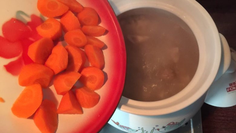 花生猪骨莲藕汤,半小时后倒入胡萝卜。