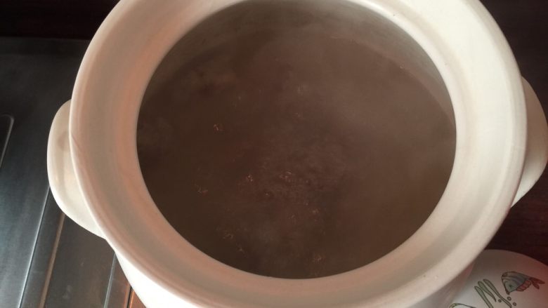 花生猪骨莲藕汤,锅中煮开水，把猪骨倒入。