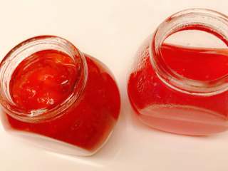 草莓糖浆&草莓果酱,如果你很快就使用它，放冰箱冷藏即可。可以保存3 ~ 4个月。
若要长期保存，就要趁热的时候，将其放入储藏瓶中并密封，可以在常温下长期保存6个月以上。