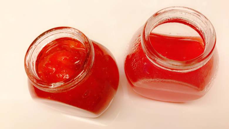 草莓糖浆&草莓果酱,如果你很快就使用它，放冰箱冷藏即可。可以保存3 ~ 4个月。
若要长期保存，就要趁热的时候，将其放入储藏瓶中并密封，可以在常温下长期保存6个月以上。