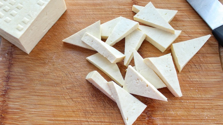 家常豆腐,豆腐切成约1cm厚度的片状，再改切成三角形