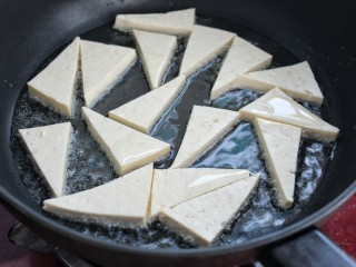家常豆腐,锅中放油烧热后，将豆腐放入锅中小火煎制