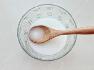 家常豆腐,小碗中放入淀粉加水调成水淀粉