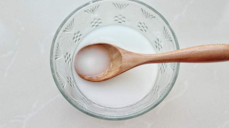家常豆腐,小碗中放入淀粉加水调成水淀粉