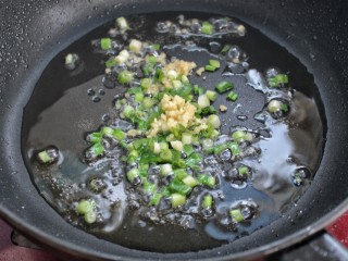 家常豆腐,就锅中底油炒香葱花和姜末