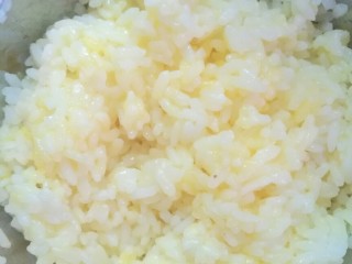 黄金炒米饭,剩米饭打入鸡蛋搅拌均匀(这样可以让你炒出的米饭一粒一粒的)