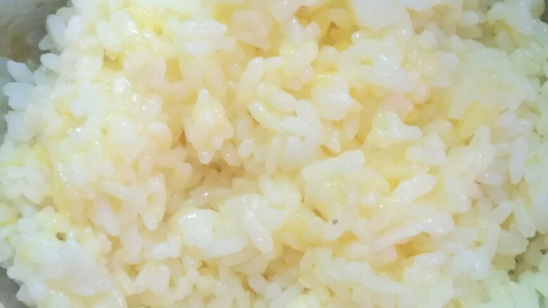 黄金炒米饭,剩米饭打入鸡蛋搅拌均匀(这样可以让你炒出的米饭一粒一粒的)