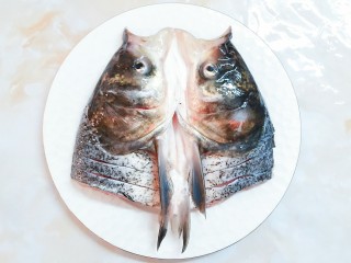 双椒焗鱼头,把买回来的新鲜大头鱼鱼头冲净血水！沥干水份！用刀把鱼头左右两边的鱼肉切上三刀，等会腌制的时候好入味！