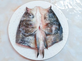 双椒焗鱼头,在鱼背上撒上适量的盐和胡椒粉！也可以抹点料酒，由于本人怀孕，所以料酒就没放！