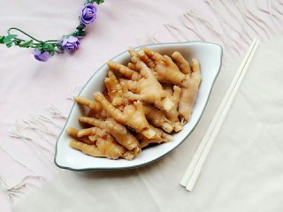 电饭锅+卤凤爪,煮好的凤爪装盘子