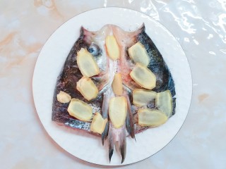 双椒焗鱼头,鱼腌制到一半的时候，在鱼上身上放上泡姜片！