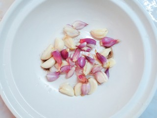 双椒焗鱼头,在一个干净的砂锅里放上去了皮的干葱头和大蒜瓣！