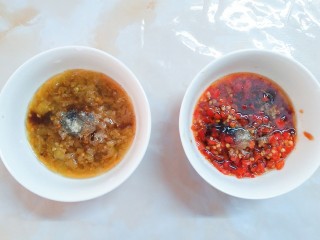 双椒焗鱼头,把剁辣椒和野山椒分别放入一个碗里，加入调味料搅拌均匀！