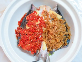 双椒焗鱼头,把调好味的剁辣椒和野山椒分别倒入鱼头的两边！
