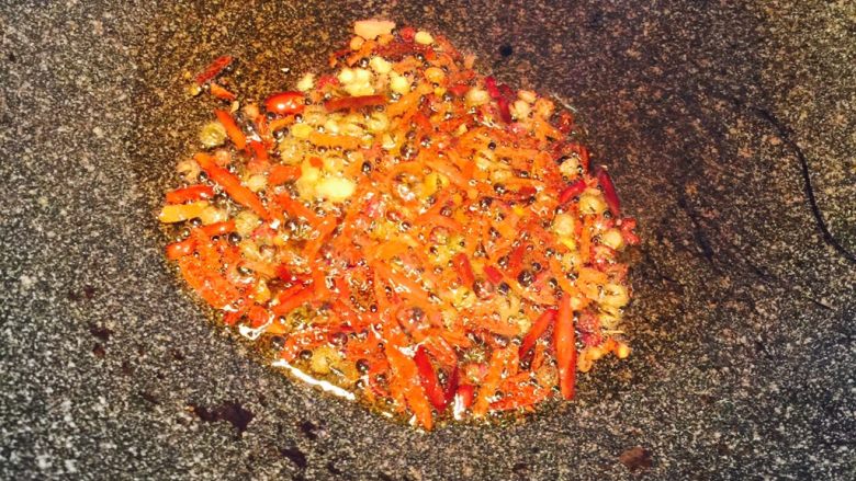 小炒骨肉相连,油锅小火加热，大火会糊，然后放花椒辣椒
