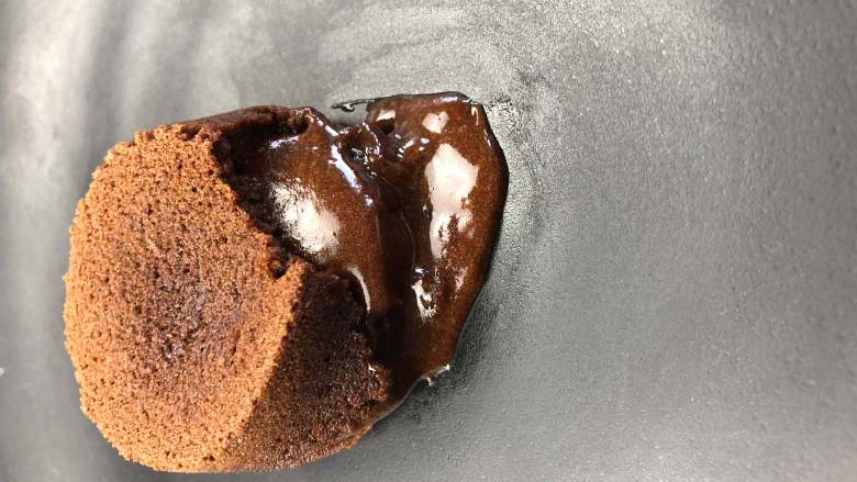 熔岩蛋糕--心太软,用勺子轻轻一挖，就会流酱哦。