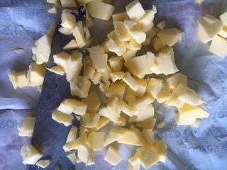 奶酪系列之：奶酪酸奶吐司,等揉成光滑的面团后，加入黄油继续揉面