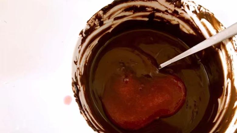 百变水果+草莓巧克力杯,加入草莓酱搅拌均匀