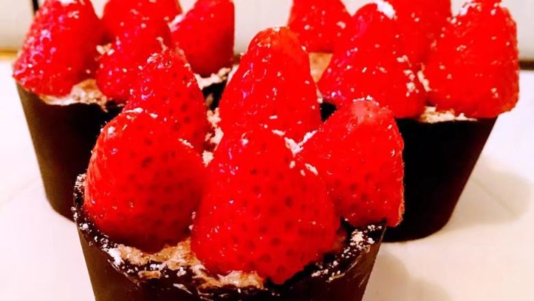 百变水果+草莓巧克力杯,将剩余的巧克力杯依次装入奶油巧克力酱，加上草莓装饰