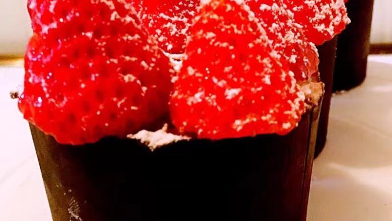 百变水果+草莓巧克力杯,晒上糖粉摆盘