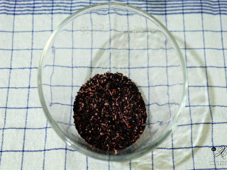 在家就能做的酸奶紫米露！,抓取少量紫米，洗净，筛选，有时候紫米里面可能会有小石子之类的杂物。虽然已经是买的精品紫米，但是仍然有小石子。