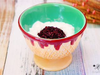 在家就能做的酸奶紫米露！,蒸好的紫米放凉，然后就可以团成一个球摆盘了。

颜色可以产生不同的感知作用，一个好的餐具能让食物增添更多迷人的色彩。
