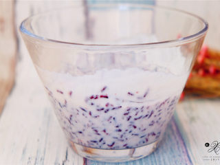 在家就能做的酸奶紫米露！,最方便的食用方式还是将酸奶和紫米搅拌融合。吃进嘴里，口腔弥漫着酸奶清淡的香气，牙齿享受着紫米表皮略硬的咀嚼感，好吃到爆表。

一碗酸奶紫米露，绝对是宅家里追剧的最佳搭配。