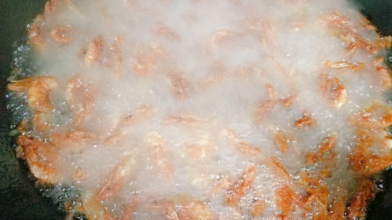 香糟虾,油温预热在140左右，逐个放入糟虾，炸熟即可