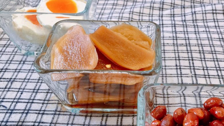 爽脆萝卜条,如果用大萝卜来腌制，只取靠近皮的部分，切成如图形状。萝卜心可以拿来炖汤或红烧