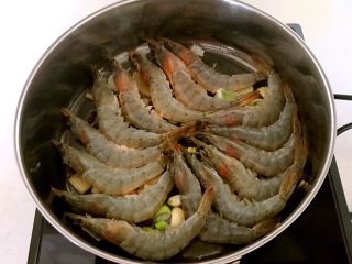 家常油焖大虾,把大虾摆放在锅里