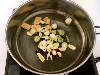家常油焖大虾,锅里加入大豆色拉油烧热后放入葱花，姜片和蒜片，煸炒出香味