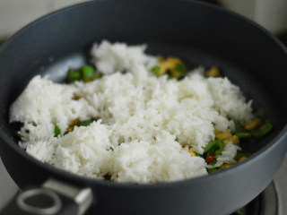 咖喱鸡丁炒饭,加入米饭炒制