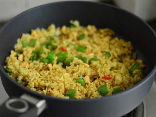 咖喱鸡丁炒饭,翻炒至米饭均匀的裹上咖喱汁
