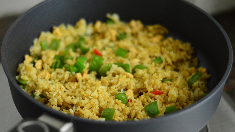 咖喱鸡丁炒饭,翻炒至米饭均匀的裹上咖喱汁