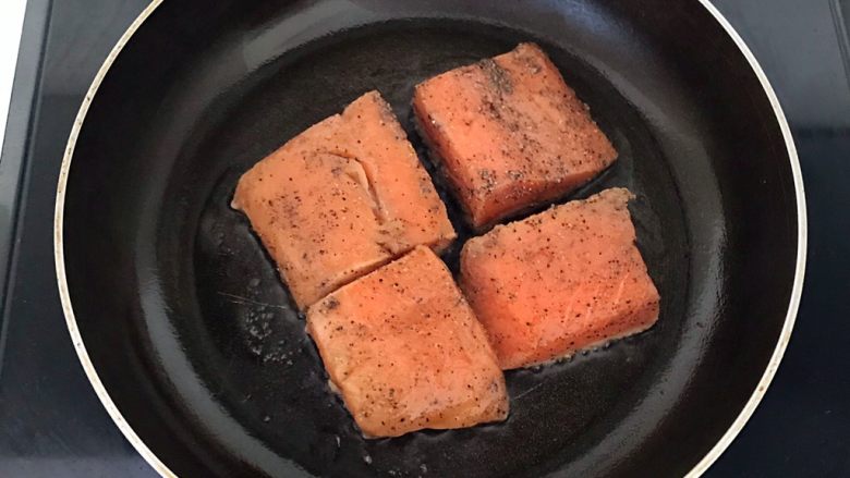 快手菜  黑椒三文鱼,橄榄油烧至7分热的时候放入三文鱼，煎至一面变色立即翻面