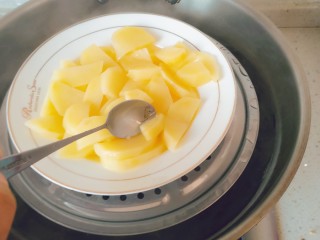 肉沫土豆泥,大概蒸20分钟左右。判断有没有熟，可以用勺子去切一下土豆，多切几个，如果很容易断开，那就可以了。