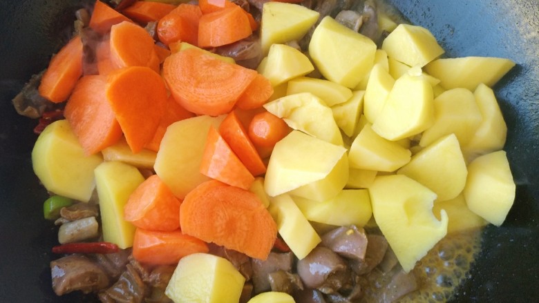 鹅胗土豆胡萝卜咖喱盖浇饭,接着放入土豆和胡萝卜块