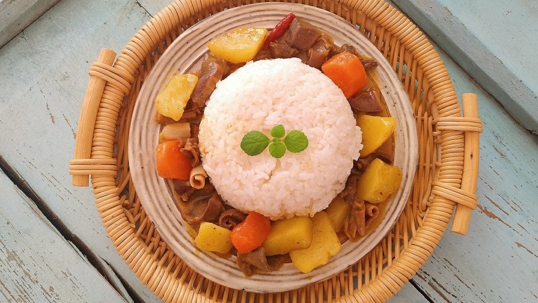 鹅胗土豆胡萝卜咖喱盖浇饭,换一个盘子再来拍一张，辣辣的特别好吃
