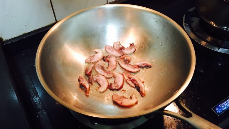 扁豆斗猪头肉,加入猪头肉略炒20秒即可，因为猪肉中也会有一些油溢，如果油太多可以倒出一些