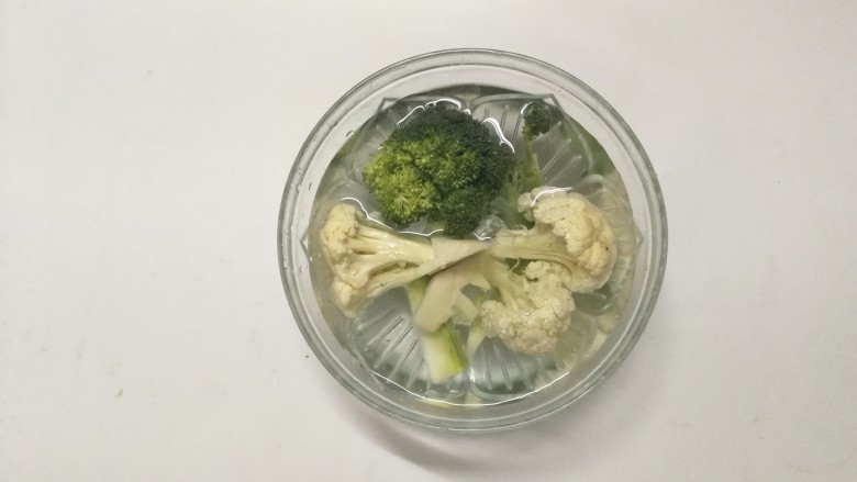 里脊肉烤菜花,菜花放在淡盐水里浸泡片刻，主要是泡去里面的小虫子